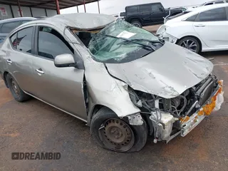 2012 Nissan Versa SV z VIN 3N1CN7AP2CL848880, wystawiony jako IAAI lot #42572531 z przebiegiem Nie podano mil oraz . Historia ofert i sprzedaży dostępna na DreamBid. Obrazek 1.