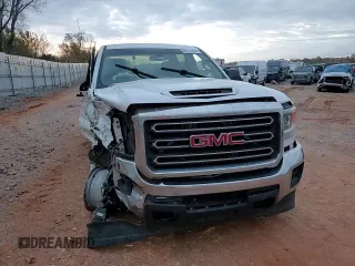 2018 GMC Sierra 2500HD z VIN 1GT12REY5JF232769, wystawiony jako Copart lot #82141064 z przebiegiem Nie podano mil oraz Szkoda całkowita • Salvage title. Historia ofert i sprzedaży dostępna na DreamBid. Obrazek 10.