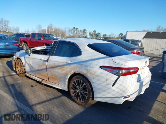 2018 Toyota Camry LE with VIN 4T1B11HK5JU565402, listed as a IAAI auction lot 41824110 with 105,659 mi miles. Bid and sale history available at carsss.com. Image 3.