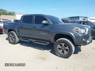 2017 Toyota Tacoma SR5 z VIN 3TMCZ5AN4HM052380, wystawiony jako IAAI lot #42277918 z przebiegiem 62 238 mil mil oraz . Historia ofert i sprzedaży dostępna na DreamBid. Obrazek 1.