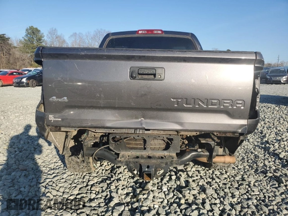 2018 Toyota Tundra SR5 z VIN 5TFHW5F11JX718907, wystawiony jako Copart lot #43446365 z przebiegiem 129 456 mil mil oraz Szkoda całkowita • Salvage title. Historia ofert i sprzedaży dostępna na DreamBid. Obrazek 6.