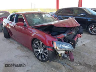 2013 Chrysler 300 S z VIN 2C3CCABG0DH575130, wystawiony jako IAAI lot #41769045 z przebiegiem 61 710 mil mil oraz . Historia ofert i sprzedaży dostępna na DreamBid. Obrazek 1.