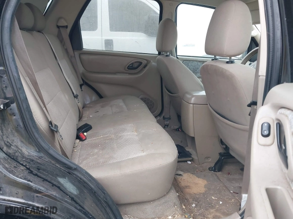 2007 Ford Escape XLT with VIN 1FMYU03107KC08224, listed as a IAAI auction lot 41796105 with 194,640 mi miles. Bid and sale history available at carsss.com. Image 8.