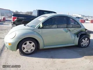 2000 Volkswagen New Beetle GLS with VIN 3VWCA21C0YM403254, listed as a IAAI auction lot 41806878 with 119,547 mi miles. Bid and sale history available at carsss.com. Image 15.
