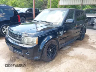 2011 Land Rover Range Rover Sport HSE z VIN SALSF2D40BA710389, wystawiony jako IAAI lot #42250699 z przebiegiem 122 413 mil mil oraz . Historia ofert i sprzedaży dostępna na DreamBid. Obrazek 2.