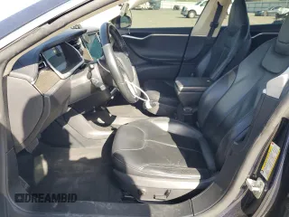2013 Tesla Model S z VIN 5YJSA1CN8DFP05395, wystawiony jako Copart lot #51771645 z przebiegiem 111 851 mil mil oraz Szkoda całkowita • Salvage title. Historia ofert i sprzedaży dostępna na DreamBid. Obrazek 7.