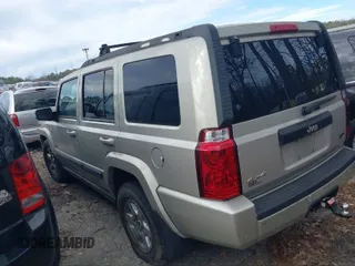 2007 Jeep Commander Sport z VIN 1J8HG48P47C672667, wystawiony jako IAAI lot #40423450 z przebiegiem 230 823 mil mil oraz . Historia ofert i sprzedaży dostępna na DreamBid. Obrazek 3.