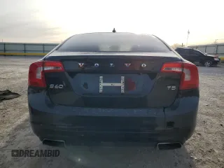 2015 Volvo S60 T5 Drive-E Platinum z VIN YV140MFDXF1302217, wystawiony jako Copart lot #50373865 z przebiegiem Nie podano mil oraz Szkoda całkowita • Salvage title. Historia ofert i sprzedaży dostępna na DreamBid. Obrazek 6.