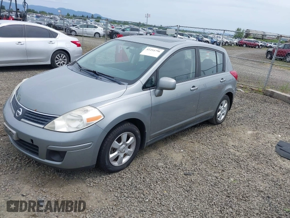 2007 Nissan Versa SL z VIN 3N1BC13E97L383420, wystawiony jako IAAI lot #42254796 z przebiegiem 141 987 mil mil oraz . Historia ofert i sprzedaży dostępna na DreamBid. Obrazek 2.