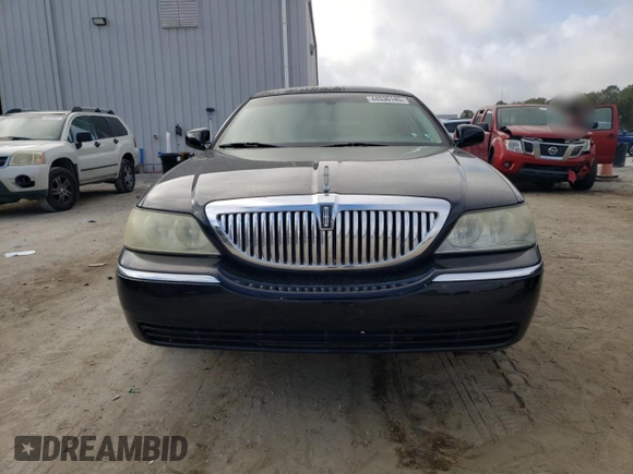 2003 Lincoln Town Car Executive z VIN 1L1FM81W23Y631965, wystawiony jako Copart lot #44536145 z przebiegiem 43 743 mil mil oraz Czysty tytuł • Clean title. Historia ofert i sprzedaży dostępna na DreamBid. Obrazek 5.