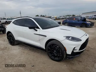 2023 Aston Martin DBX 707 z VIN SD7VUJBW4PTV06800, wystawiony jako Copart lot #79056214 z przebiegiem 6575 mil mil oraz Nie do naprawy. Historia ofert i sprzedaży dostępna na DreamBid. Obrazek 4.
