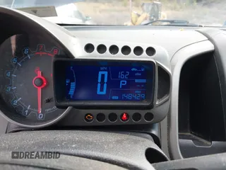 2015 Chevrolet Sonic LT z VIN 1G1JC5SH2F4114880, wystawiony jako IAAI lot #41911106 z przebiegiem 148 429 mil mil oraz . Historia ofert i sprzedaży dostępna na DreamBid. Obrazek 7.