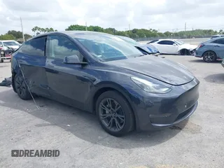 2024 Tesla Model Y Long Range with VIN 7SAYGDEE2RA318579, listed as a IAAI auction lot 41911015 with 9,277 mi miles. Bid and sale history available at carsss.com. Image 1.