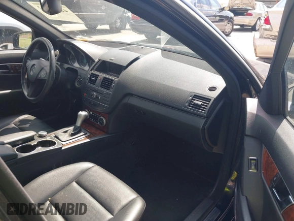 2011 Mercedes-Benz C 300 Sport z VIN WDDGF8BB6BR133621, wystawiony jako IAAI lot #42561902 z przebiegiem 106 078 mil mil oraz . Historia ofert i sprzedaży dostępna na DreamBid. Obrazek 5.