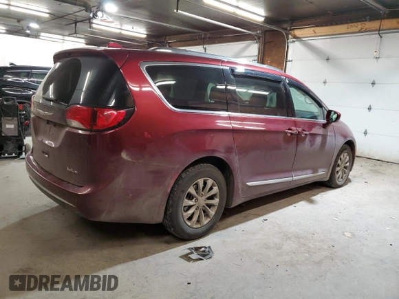 2018 Chrysler Pacifica Touring L z VIN 2C4RC1BG8JR269868, wystawiony jako Copart lot #56832475 z przebiegiem 130 476 mil mil oraz Szkody całkowita. Historia ofert i sprzedaży dostępna na DreamBid. Obrazek 3.