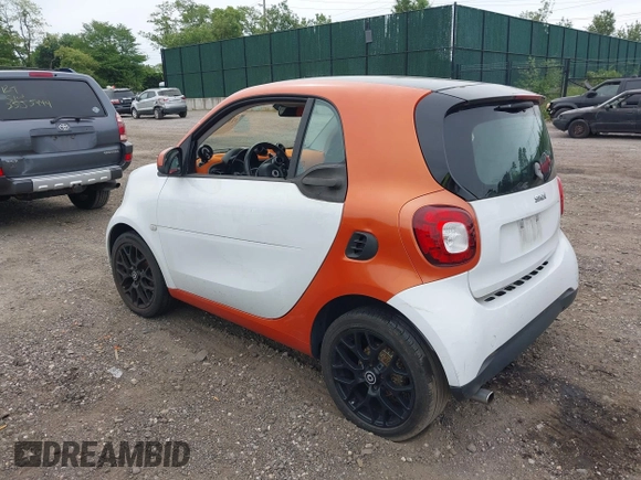 2016 Smart fortwo Passion z VIN WMEFJ5DA0GK068810, wystawiony jako IAAI lot #42344913 z przebiegiem 68 724 mil mil oraz . Historia ofert i sprzedaży dostępna na DreamBid. Obrazek 3.
