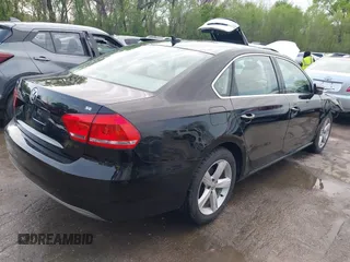 2012 Volkswagen Passat SE z VIN 1VWBP7A37CC005654, wystawiony jako IAAI lot #42019336 z przebiegiem 199 228 mil mil oraz . Historia ofert i sprzedaży dostępna na DreamBid. Obrazek 4.