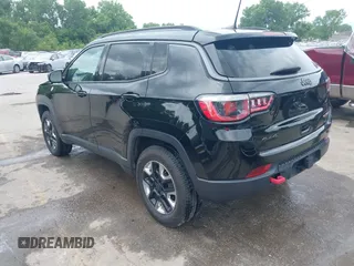 2018 Jeep Compass Trailhawk z VIN 3C4NJDDB1JT264032, wystawiony jako IAAI lot #42524893 z przebiegiem 96 399 mil mil oraz . Historia ofert i sprzedaży dostępna na DreamBid. Obrazek 3.