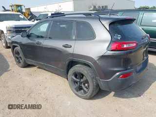 2017 Jeep Cherokee Altitude z VIN 1C4PJLAB9HW623297, wystawiony jako IAAI lot #42313357 z przebiegiem 220 795 mil mil oraz . Historia ofert i sprzedaży dostępna na DreamBid. Obrazek 3.