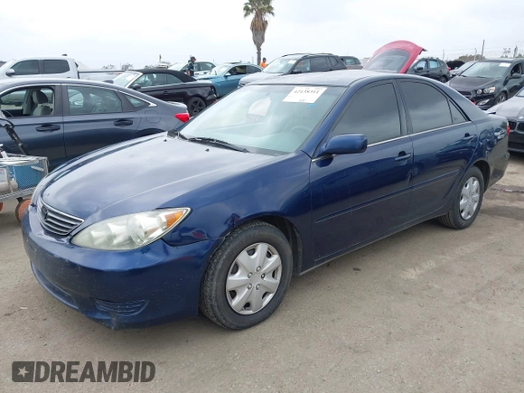 2005 Toyota Camry STD z VIN 4T1BE32K55U084967, wystawiony jako IAAI lot #42138311 z przebiegiem 272 779 mil mil oraz . Historia ofert i sprzedaży dostępna na DreamBid. Obrazek 2.