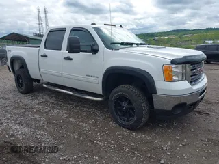 2013 GMC Sierra 2500HD SLE z VIN 1GT120CG8DF163084, wystawiony jako IAAI lot #42265013 z przebiegiem 160 890 mil mil oraz . Historia ofert i sprzedaży dostępna na DreamBid. Obrazek 1.