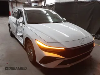 2024 Hyundai Elantra SEL z VIN KMHLM4DG6RU803946, wystawiony jako IAAI lot #42256761 z przebiegiem 11 785 mil mil oraz . Historia ofert i sprzedaży dostępna na DreamBid. Obrazek 1.