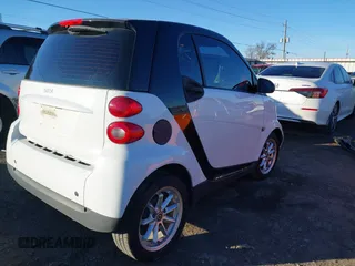 2009 Smart fortwo Pure z VIN WMEEJ31X99K292492, wystawiony jako IAAI lot #41029051 z przebiegiem 57 741 mil mil oraz . Historia ofert i sprzedaży dostępna na DreamBid. Obrazek 4.
