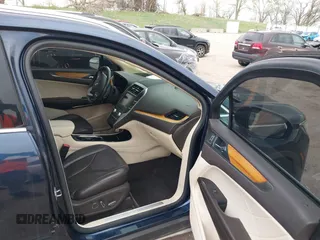 2015 Lincoln MKC z VIN 5LMCJ1A92FUJ36590, wystawiony jako IAAI lot #42130054 z przebiegiem 121 681 mil mil oraz . Historia ofert i sprzedaży dostępna na DreamBid. Obrazek 5.
