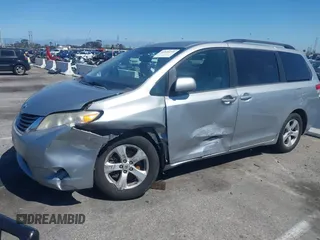 2014 Toyota Sienna LE AAS z VIN 5TDKK3DC9ES453868, wystawiony jako IAAI lot #41816259 z przebiegiem 169 468 mil mil oraz . Historia ofert i sprzedaży dostępna na DreamBid. Obrazek 2.
