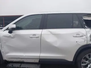 2024 Toyota Highlander XLE z VIN 5TDAAAA59RS011154, wystawiony jako IAAI lot #41243314 z przebiegiem 28 555 mil mil oraz . Historia ofert i sprzedaży dostępna na DreamBid. Obrazek 14.