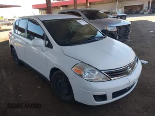 2012 Nissan Versa S z VIN 3N1BC1CP1CL364534, wystawiony jako IAAI lot #41892150 z przebiegiem 189 978 mil mil oraz . Historia ofert i sprzedaży dostępna na DreamBid. Obrazek 1.