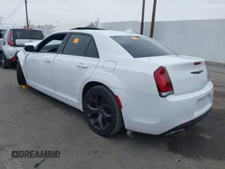 2022 Chrysler 300 S z VIN 2C3CCABG0NH190751, wystawiony jako IAAI lot #41782941 z przebiegiem Nie podano mil oraz . Historia ofert i sprzedaży dostępna na DreamBid. Obrazek 3.