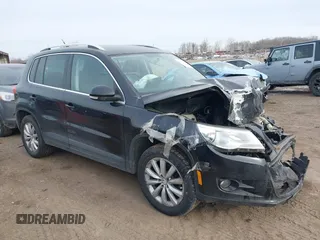 2011 Volkswagen Tiguan SEL z VIN WVGBV7AX1BW567294, wystawiony jako IAAI lot #41437683 z przebiegiem 119 070 mil mil oraz . Historia ofert i sprzedaży dostępna na DreamBid. Obrazek 1.