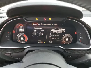 2018 Audi R8 z VIN WUAVACFX8J7900987, wystawiony jako Copart lot #45409684 z przebiegiem 6572 mil mil oraz . Historia ofert i sprzedaży dostępna na DreamBid. Obrazek 9.