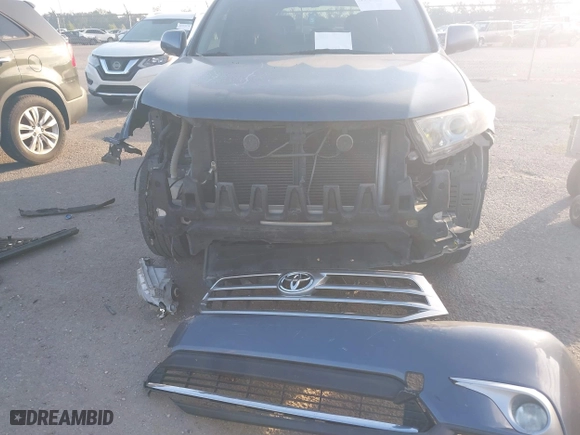 2013 Toyota Highlander Limited with VIN 5TDYK3EH2DS122634, listed as a IAAI auction lot 40491413 with 230,275 mi miles. Bid and sale history available at carsss.com. Image 6.