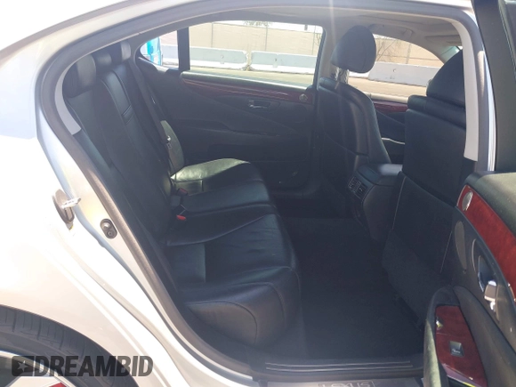 2007 Lexus LS 460 L z VIN JTHGL46F075011052, wystawiony jako IAAI lot #42284236 z przebiegiem 173 850 mil mil oraz . Historia ofert i sprzedaży dostępna na DreamBid. Obrazek 8.