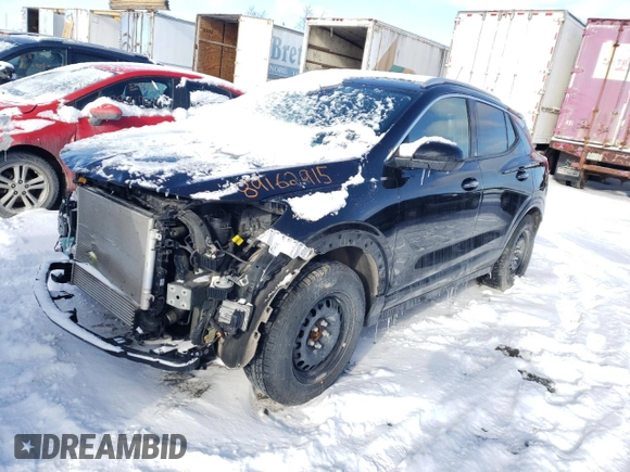 2023 Buick Encore GX Essence z VIN KL4MMGSL1PB102759, wystawiony jako Copart lot #89162915 z przebiegiem 15 799 mil mil oraz Szkoda całkowita • Salvage title. Historia ofert i sprzedaży dostępna na DreamBid. Obrazek 1.