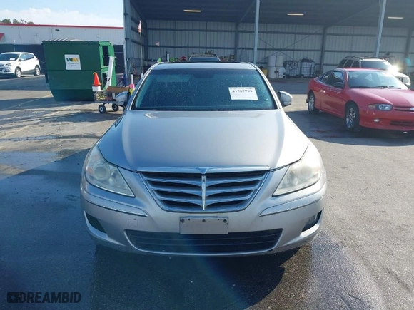 2009 Hyundai Genesis with VIN KMHGC46E99U025626, listed as a IAAI auction lot 41507799 with 182,919 mi miles. Bid and sale history available at carsss.com. Image 6.