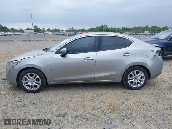 2016 Scion iA z VIN 3MYDLBZV5GY144289, wystawiony jako IAAI lot #42247688 z przebiegiem 107 958 mil mil oraz . Historia ofert i sprzedaży dostępna na DreamBid. Obrazek 14.