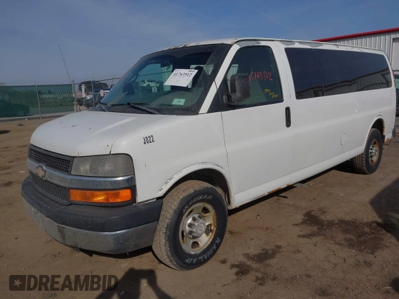 2007 Chevrolet Express Passenger z VIN 1GAHG39U571200083, wystawiony jako IAAI lot #41763512 z przebiegiem 288 421 mil mil oraz . Historia ofert i sprzedaży dostępna na DreamBid. Obrazek 2.