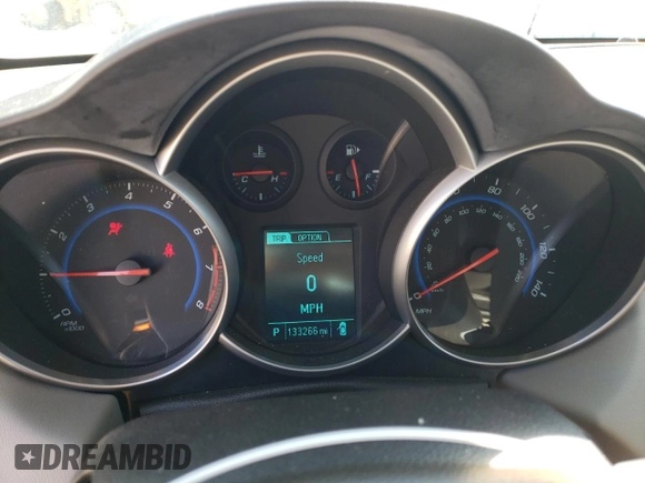 2015 Chevrolet Cruze LS z VIN 1G1PA5SH3F7217319, wystawiony jako Copart lot #48901504 z przebiegiem 133 266 mil mil oraz Szkoda całkowita • Salvage title. Historia ofert i sprzedaży dostępna na DreamBid. Obrazek 9.