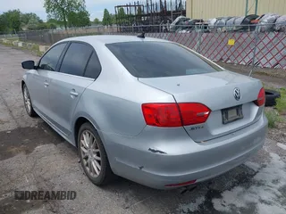 2014 Volkswagen Jetta SE z VIN 3VWD17AJ8EM314253, wystawiony jako IAAI lot #42361152 z przebiegiem 118 638 mil mil oraz . Historia ofert i sprzedaży dostępna na DreamBid. Obrazek 3.