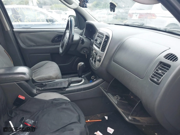 2005 Ford Escape XLT with VIN 1FMYU93185KE46923, listed as a IAAI auction lot 40062345 with 999,999 mi miles. Bid and sale history available at carsss.com. Image 5.