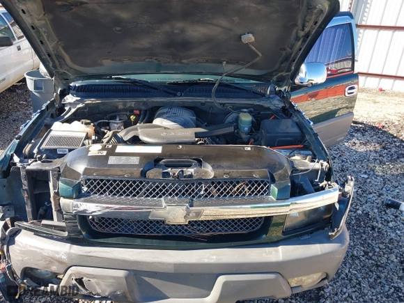 2002 Chevrolet Avalanche with VIN 3GNEC13T62G263379, listed as a IAAI auction lot 40907582 with 220,309 mi miles. Bid and sale history available at carsss.com. Image 10.