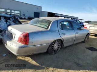 2003 Lincoln Town Car Signature z VIN 1LNHM82W73Y612608, wystawiony jako Copart lot #88304985 z przebiegiem Nie podano mil oraz Nie do naprawy • Non repairable. Historia ofert i sprzedaży dostępna na DreamBid. Obrazek 3.