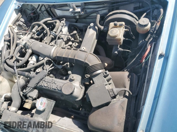 1989 Alfa Romeo Spider z VIN ZARBA5587K1066209, wystawiony jako Copart lot #77166704 z przebiegiem 98 255 mil mil oraz Szkoda całkowita • Salvage title. Historia ofert i sprzedaży dostępna na DreamBid. Obrazek 7.
