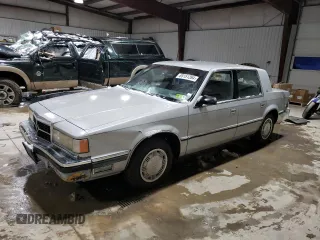 1989 Dodge Dynasty z VIN 1B3BC4634KD442902, wystawiony jako Copart lot #85151394 z przebiegiem 63 120 mil mil oraz Czysty tytuł • Clean title. Historia ofert i sprzedaży dostępna na DreamBid. Obrazek 1.