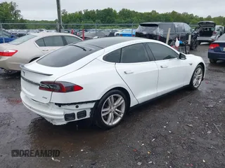 2013 Tesla Model S Performance z VIN 5YJSA1CP9DFP20778, wystawiony jako IAAI lot #42511532 z przebiegiem Nie podano mil oraz . Historia ofert i sprzedaży dostępna na DreamBid. Obrazek 4.