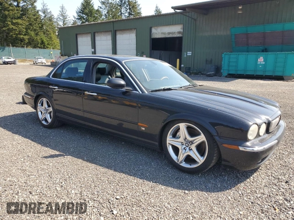 2004 Jaguar XJ R z VIN SAJWA73B44TG20291, wystawiony jako Copart lot #54452375 z przebiegiem 148 491 mil mil oraz Czysty tytuł • Clean title. Historia ofert i sprzedaży dostępna na DreamBid. Obrazek 4.