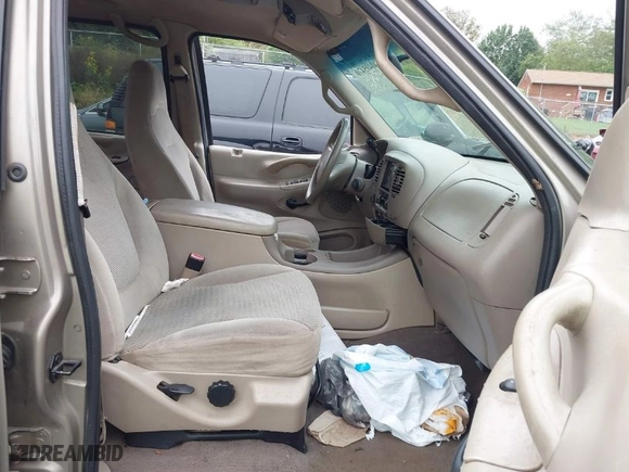 2001 Ford Expedition XLT with VIN 1FMPU16L31LB39187, listed as a IAAI auction lot 40405470 with 1 mi miles. Bid and sale history available at carsss.com. Image 5.
